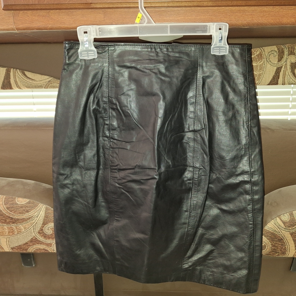 Black Knee-Length Pleated Pencil Skirt
